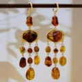 Boucles d'oreilles pendantes style ambre résine marron bohème vue détail gros plan. - Style de Gland Brun Bohème (JMX-ER9875) / Brun Foncé