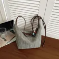 Sac à bandoulière hobo tissé à la main pour femme, cabas rétro avec lanières en cuir et perles. - Avec Pendentif / Gris