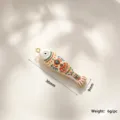 Primo piano dettagliato di un ciondolo a forma di pesce in smalto colorato, gioiello fai-da-te. - Pesce Smalto Dipinto a Mano A0841