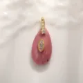 Pendentif goutte en pierre naturelle rose avec détails d'étoile en cristal doré. - Goutte Rose Incrustée d'Or (A0365) / 30.7x13mm / Rhodonite