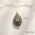 Pendentif goutte labradorite géométrique bijou en pierre naturelle vue de détail avec dimensions. - Goutte d'Eau Chaude (A0365) / 23.5x12.9mm / Labradorite Goutte d'Eau