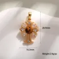 Pendentif croix doré avec une pierre œil-de-tigre au centre et des zircons clairs. - Croix Gothique Incrustée (A0268) / 26.9x16.3mm / Œil de tigre