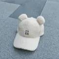 Casquette de baseball mignonne en peau d'agneau blanche avec oreilles d'ours et broderie. - Réglable / Blanc Cassé