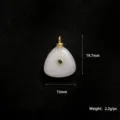 Variante de pendentif en pierre naturelle géométrique avec accent cristal vert et bélière. - Forme Incrustée de Pierre Verte (A0259) / 19.7x15mm / Agate