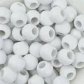 Dettaglio in primo piano di perline rotonde bianche in acrilico per creazioni artigianali. - Foro 10mm 4mm / Bianco
