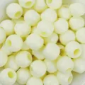 Primo piano di perline artigianali in acrilico giallo pallido con grande foro. - Foro 10mm 4mm / Bianco avorio