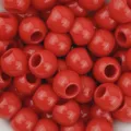 Primo piano dettagliato di perle rotonde in acrilico rosso lucido con grandi fori fai da te. - Rosso