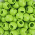 Dettaglio in primo piano di perle in acrilico verde chiaro con foro grande, superficie liscia lucida - Verde