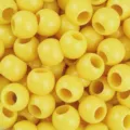 Primo piano dettagliato di perline rotonde in acrilico giallo lucido per fai-da-te creazioni. - Giallo Scuro