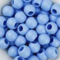 Primo piano dettagliato di perline tonde in acrilico azzurro con foro grande per fai da te. - Blu