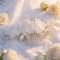 Nahaufnahme Detail des brautlichen Blumen Haarkamms mit weißen Stoffblumen und Perlen. - Waldblumenstil (FS452Y) / Silber