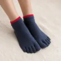 Comode calze a cinque dita blu con polsini rossi, morbido materiale di cotone, variante. - Bicolore blu navy
