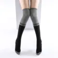 Chaussettes de yoga hautes, blocs de couleur gris et noir, chaussettes de danse confortables. - Noir Rayé
