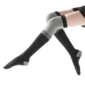 Chaussettes de yoga longues noires et grises avec orteils et semelle antidérapante. - Taille unique / Rayé Noir