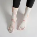 Batik Fünf-Zehen-Yogasocken für Damen, rutschfeste Fitness-Sport-Socken, atmungsaktive Socken. - Einheitsgröße / Creme-Rosa