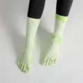 Batik Fünf-Zehen Yoga-Socken in Verlauf-Grün, bequeme Wadenlänge Sport- Fitnesssocken für Damen. - Einheitsgröße / Leuchtendes Grün