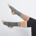 Chaussettes de yoga mi-mollet rayées multicolores avec semelle antidérapante pour le sport - Taille unique / Chair