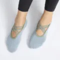 Chaussettes de yoga bleu clair à brides croisées, antidérapantes pour pilates et fitness. - Taille unique / Bleu gris