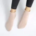 Chaussettes de yoga fines d'été pour femmes avec bord volanté, antidérapantes et respirantes. - Taille unique / Chair Clair
