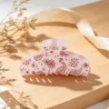 Vue détail de la pince à cheveux en acrylique rose avec imprimé cachemire vintage. - Rose Clair