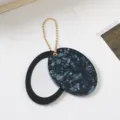 Ovaler kompakter Taschenspiegel Schlüsselanhänger mit Marmormuster und goldener Perlenkette. - Dunkelgrün Gebrochene Muschel Textur