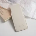 Étui de protection pour peigne en cuir PU beige vue détaillée, pochette de rangement anti-rayures. - Blanc Cassé