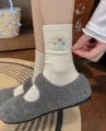 Katoenen halverwege kuit sokken voor vrouwen met schattig berenlabel preppy stijl comfortabel. - Crèmewit