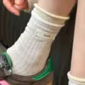 Effen geribbelde middelhoge sokken met omslag voor dames, minimalistische witte casual sokken. - Havermout