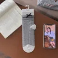 Gezellige grijze gebreide enkelsokken met schattige zwarte strik en witte contrasterende hielen. - Eén maat / Lichtgrijs Stoflabel Strik