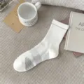 Herren weiße Freizeitsocken mit grauer Sohlenrippung, bequeme Baumwoll-Mittelsocken. - Einheitsgröße / Weiß