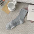 Herren Einfarbig Freizeit Mittlere Rohre Baumwoll Socken Hellgrau Rippstrick Herbst. - Einheitsgröße / Hellgrau