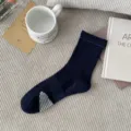 Herren dunkelblaue Crew-Socken, bequemes geripptes Baumwolldesign mit Sohlenstruktur für Alltag. - Einheitsgröße / Marineblau