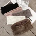 Primo piano di fasce invernali in maglia accogliente con fodera in pile morbido. - Multicolore