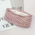 Fascia per capelli invernale in maglia rosa con fodera in pile, calda e confortevole. - Rosa