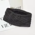 Fascia in maglia grigio scuro larga con fodera in peluche per mantenere le orecchie calde in inverno. - Grigio scuro
