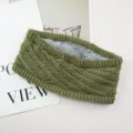 Fascia per capelli invernale in maglia verde addensata foderata in pile scaldaorecchie - verde pisello