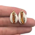 Gros plan de pendentifs en coquillage cauris naturel avec anneaux dorés pour la fabrication de bijoux. - 18-20mm / Bordure Dorée