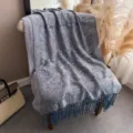 Elegante scialle blu con motivo Paisley e frange drappeggiato su sedia in interno. - Verde Hacing Paisley (Stile G)
