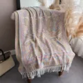 Vista dettagliata della sciarpa con frange jacquard paisley boho, elegante drappeggio. - Beige Paisley (Stile G)