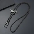 Detalle corbata bolo western, colgante de caballo plateado antiguo con cordón de cuero trenzado. - Plata Antigua + PU Marrón Oscuro