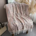 Vista dettagliata della raffinata sciarpa con frange jacquard paisley boho su sedia. - Beige Arancione Paisley (Stile H)
