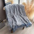 Sciarpa scialle in maglia blu fantasia paisley e frange, elegante stola etnica da donna. - Cerchio Blu Denim (Stile I)