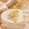 Dettaglio pendente foglia in zircone micro-pavé di rame squisito, elegante accessorio gioiello. - Foglia Dorata Micro-Intarsiata (05)