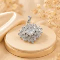 Dettaglio pendente foglia in zircone micro-incastonato in rame con pietra scintillante. - Foglia con Pietra Principale Irregolare (03)