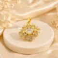 Primo piano dettagliato del ciondolo di diamante quadrato con foglia in zircone micro-pavé. - Foglia Zirconia Diamante Quadrato (04)