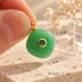 Close-up van een groene snoepkleurige edelsteenhanger met gouden rand en duidelijke details. - 1 Stuk / Helder Groen (08)