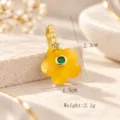 Vista detallada del colgante de flor de cinco pétalos dorada con circón verde y 2.3cm. - Estilo Flor de Piedra Natural Amarilla (12)