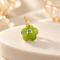 Close-up van vijfbladige groene bloemhanger met blauwe zirkonia voor DIY ketting. - Groene Kattenoog Bloemstijl (03)