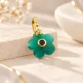 Primer plano detallado de un colgante de flor en piedra verde con circonitas brillantes. - Estilo Flor de Piedra Natural Verde (09)