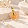 Primer plano detallado de un mini colgante de flor de cinco pétalos con circón para joyas. - Estilo Flor de Piedra Transparente Naranja (10)
